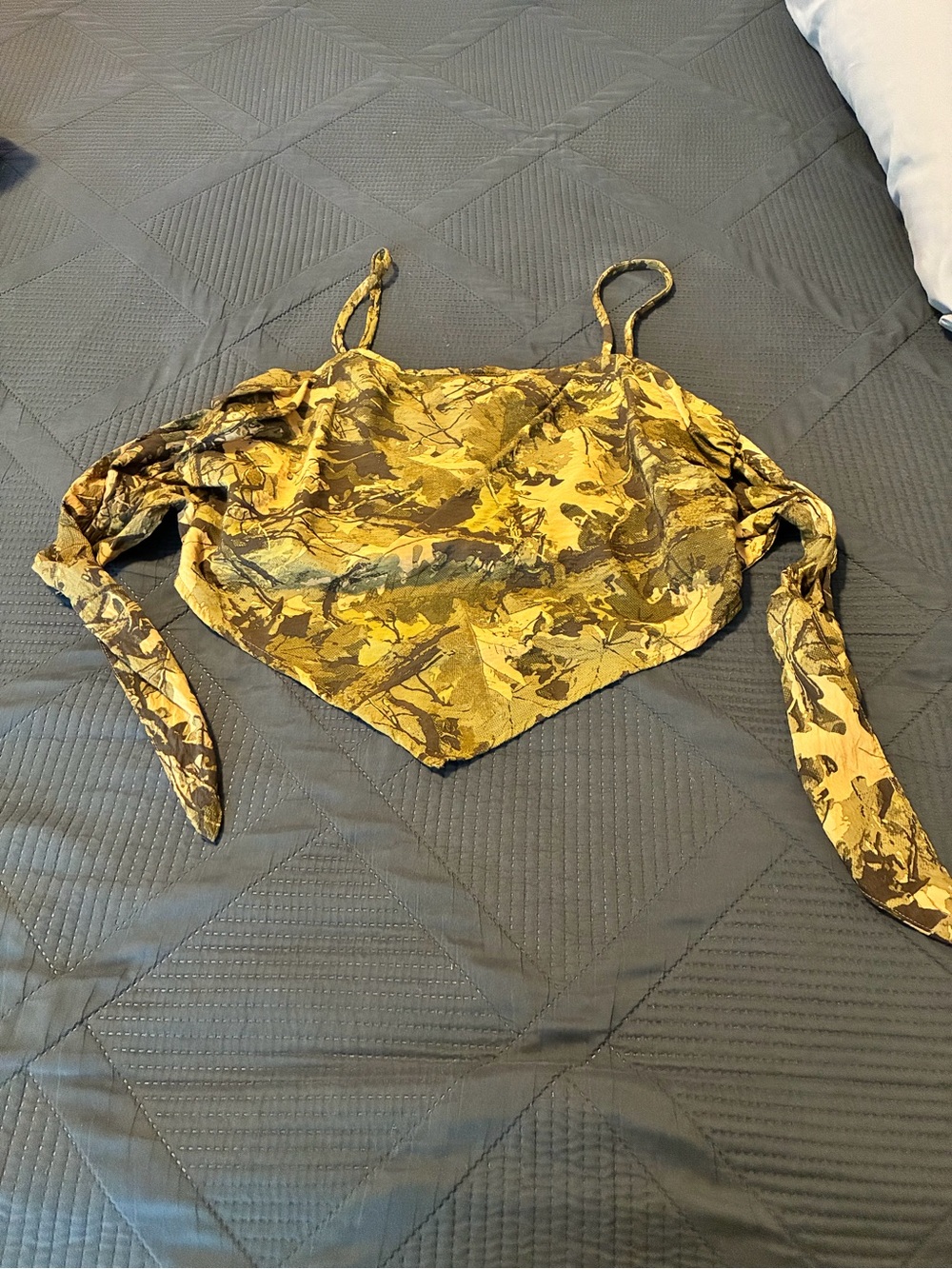 Yellow camo Tie-Front Crop Top - Women